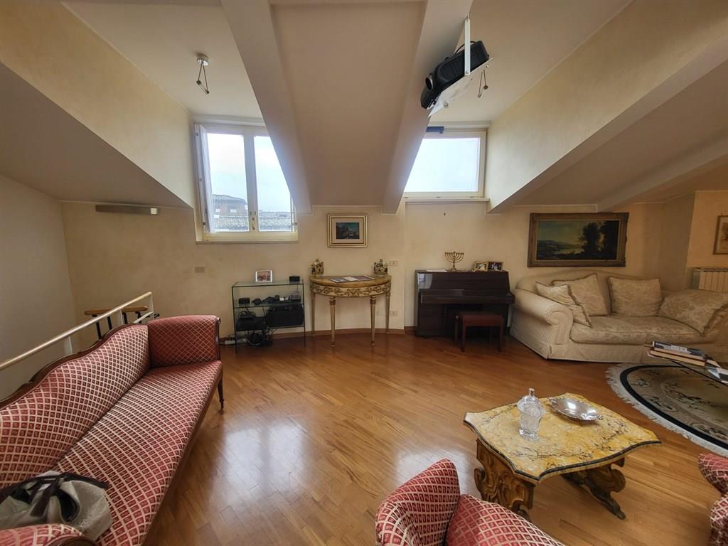 SIENA, CENTRALISSIMO. Appartamento panoramico completamente ristrutturato