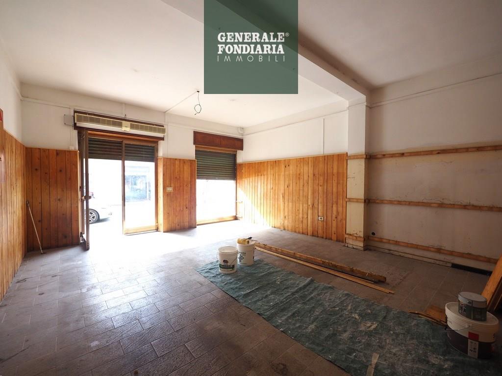 Fondo commerciale in affitto, Ceparana centro.