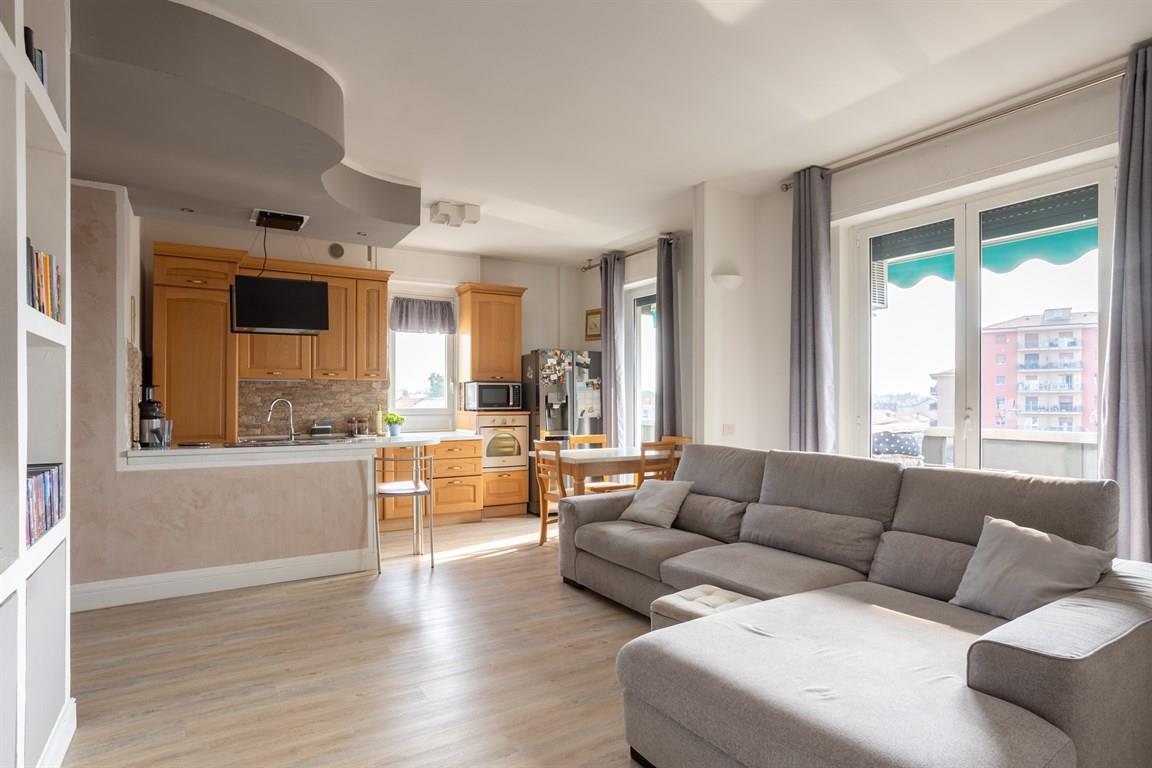 Desio centro - VENDESI appartamento 4 locali con box