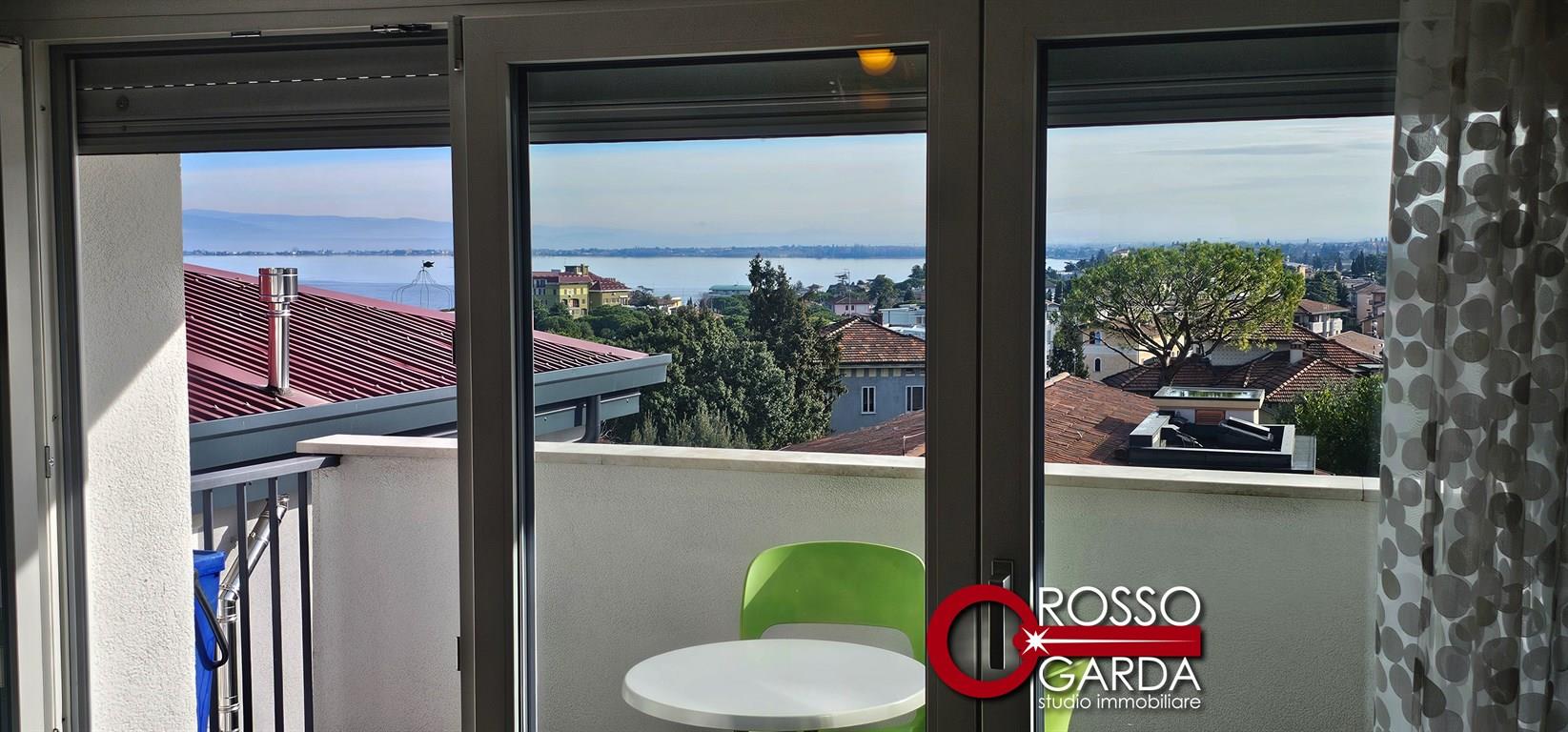 Appartamento con ottima vista lago a pochi minuti dal centro e dalla stazione dei treni di Desenzano d/G, affitto