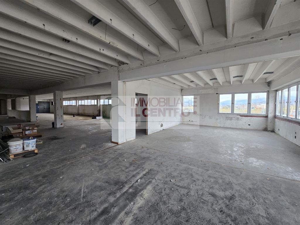 Porzione di capannone con piazzale