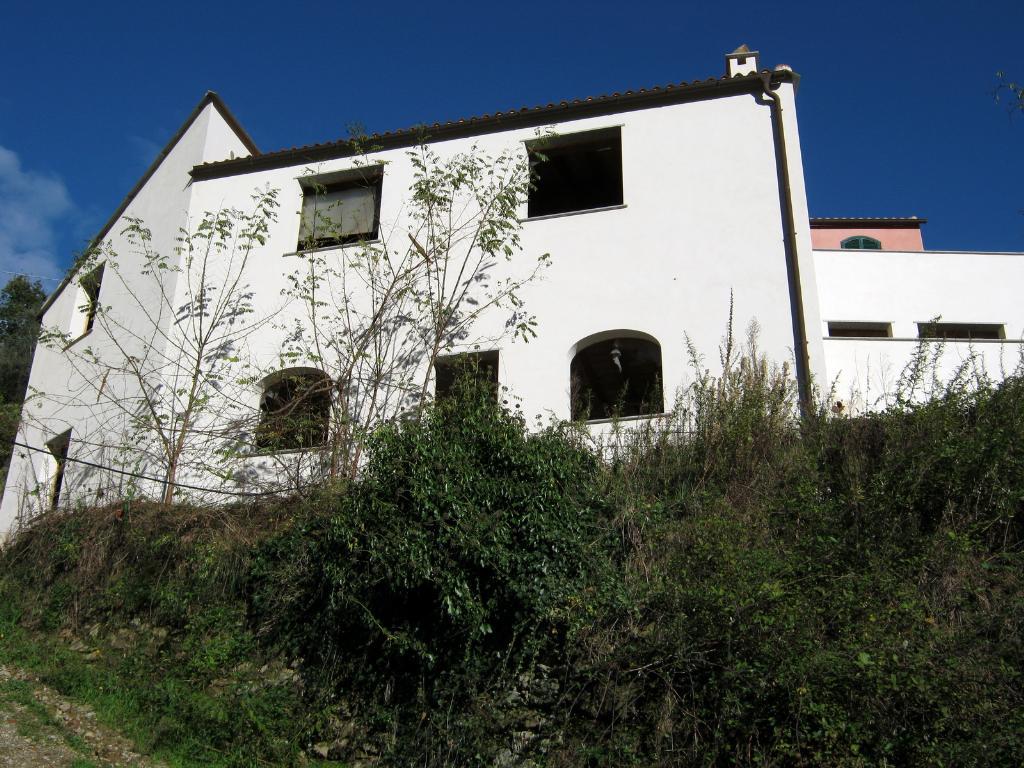 Villa su due livelli, con terrazzi e vista aperta.