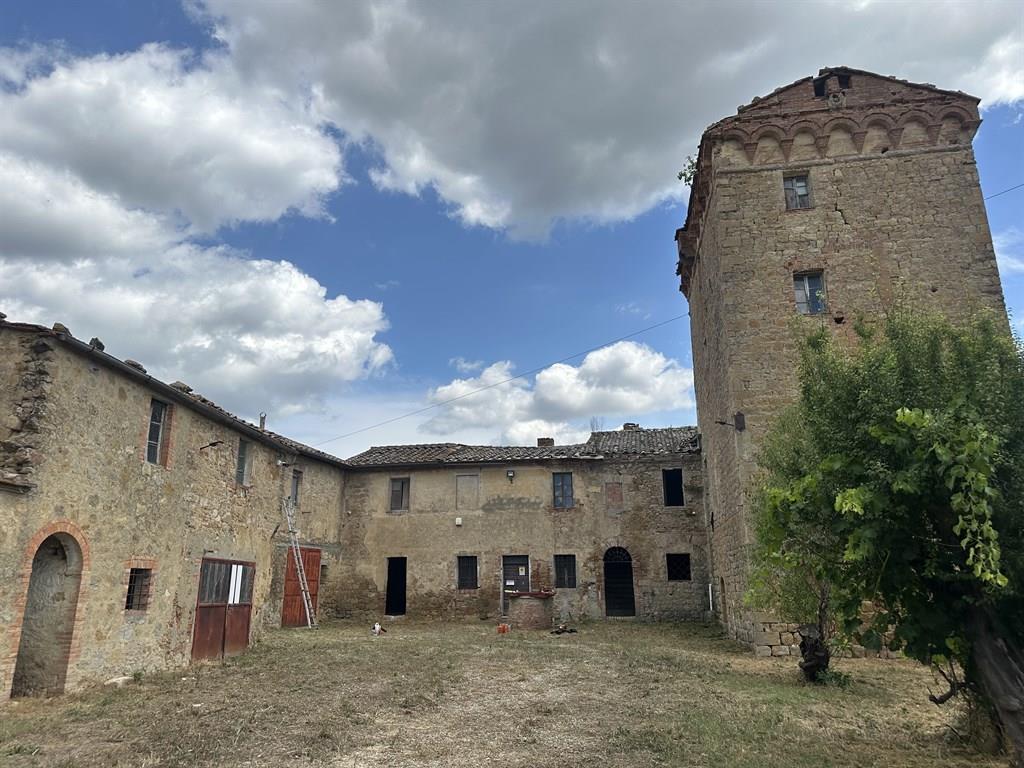 PIENZA. Complesso immobiliare con torre del XVI secolo