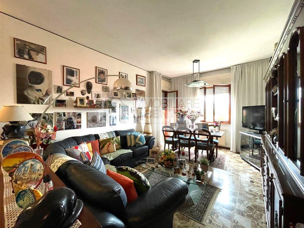 Appartamento con balcone e box auto.