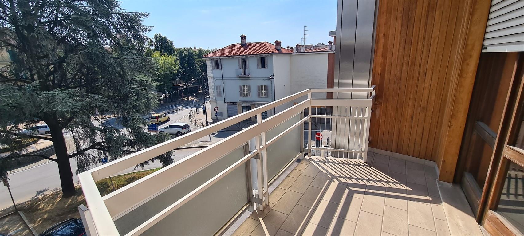 PALAZZO VICARIO - TRILOCALE DA RIMODERNARE  CON 40 MQ DI TERRAZZI