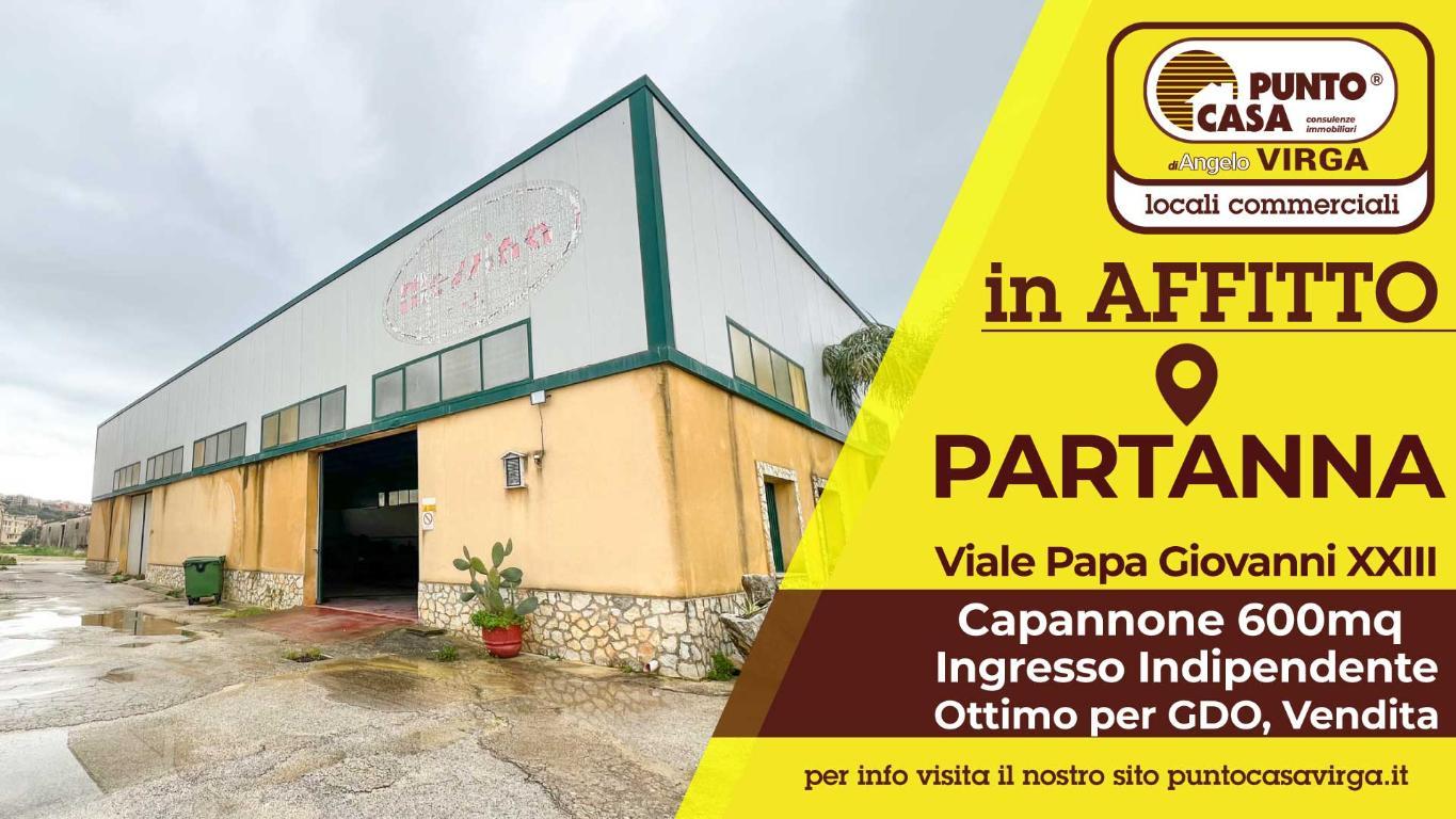 PARTANNA (TP) - Capannone fronte strada con aria a parcheggio