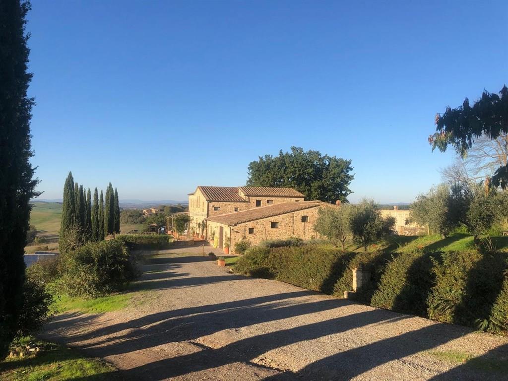 MONTALCINO (VALDORCIA). Azienda vinicola con circa 5  ha di vigneto e agriturismo