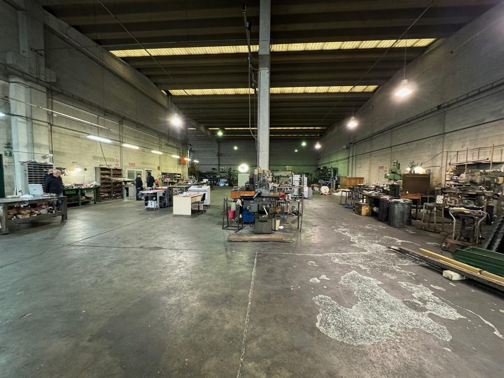 MONZA - VENDESI CAPANNONE INDUSTRIALE CON UFFICI E CORTILE RECINTATO