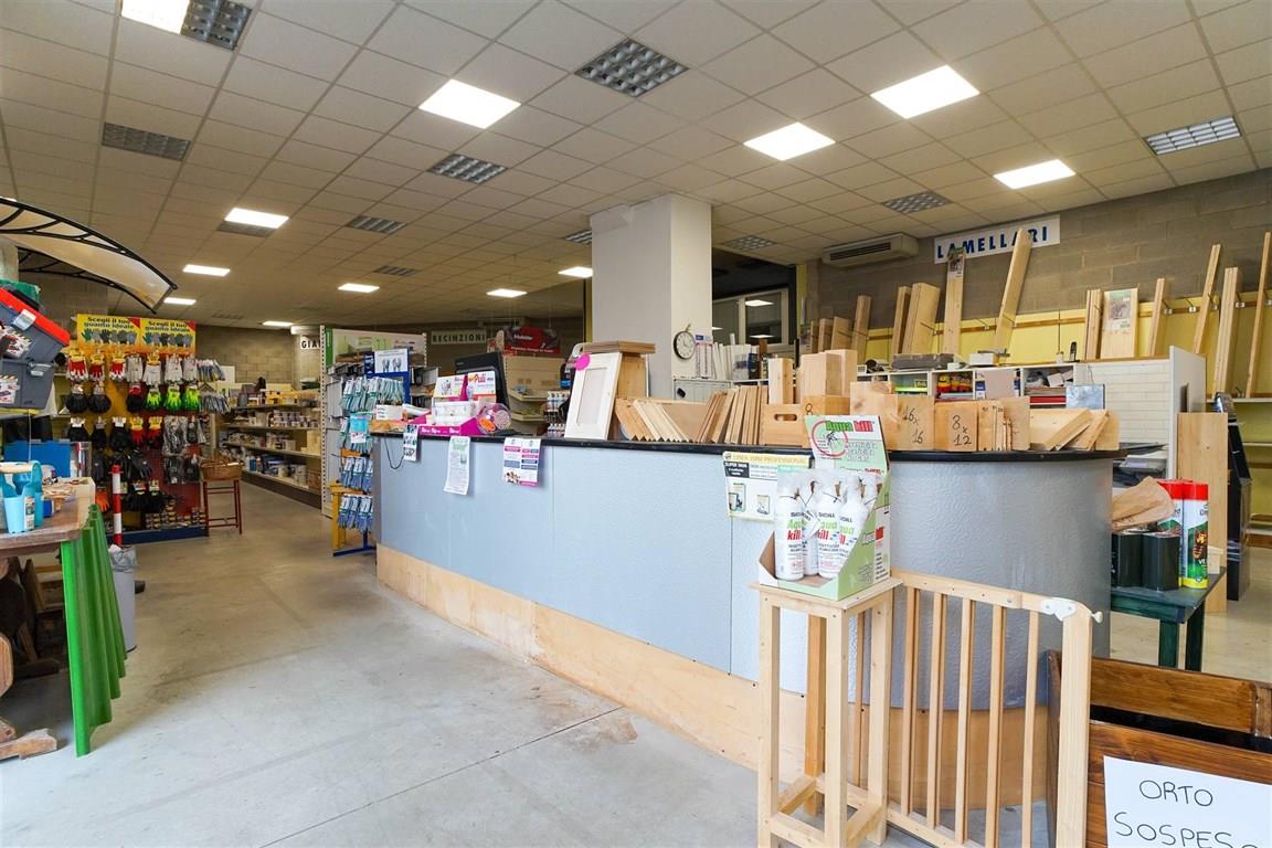 SIENA: ZONA DUE PONTI. Immobile commerciale con piazzale