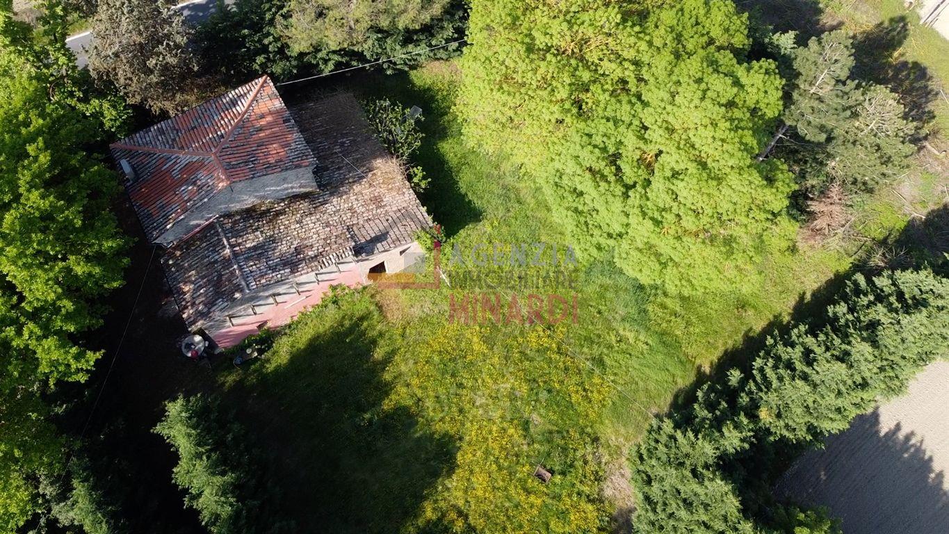 GODO DI RUSSI - Casa colonica tipica con annesso ampio ricovero attrezzi ristrutturato.
