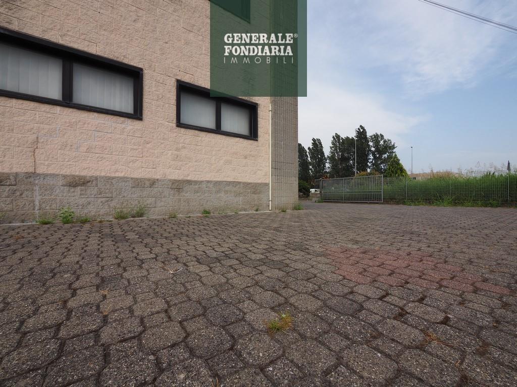 Capannone con piazzale, in vendita.