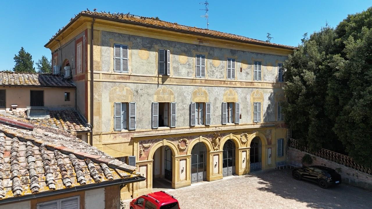 SIENA, A POCHI MINUTI DALLA CITTA'. Villa storica con parco