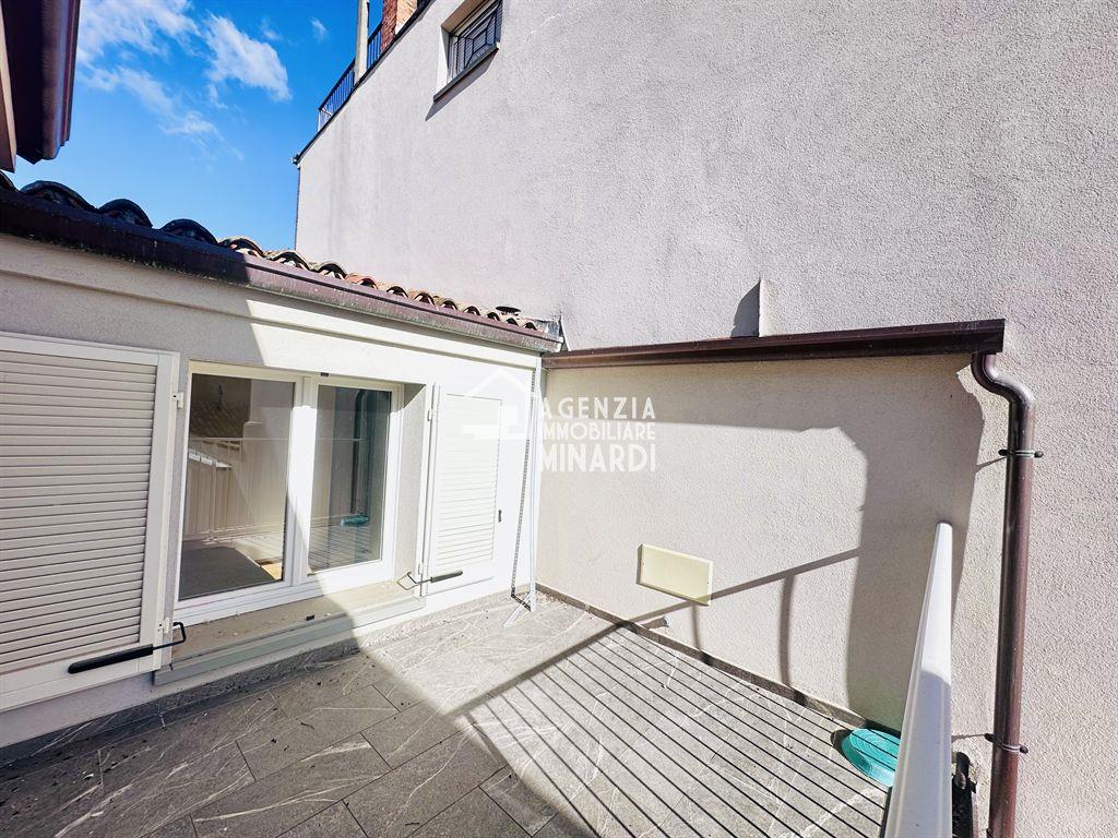 FAENZA – Appartamento in palazzo storico ristrutturato con terrazzo e 3 camere matrimoniali