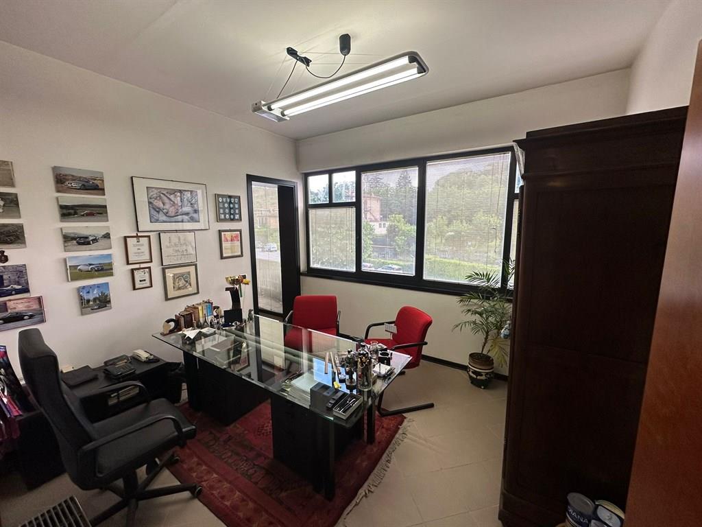 Ufficio con cantina zona Massetana Romana