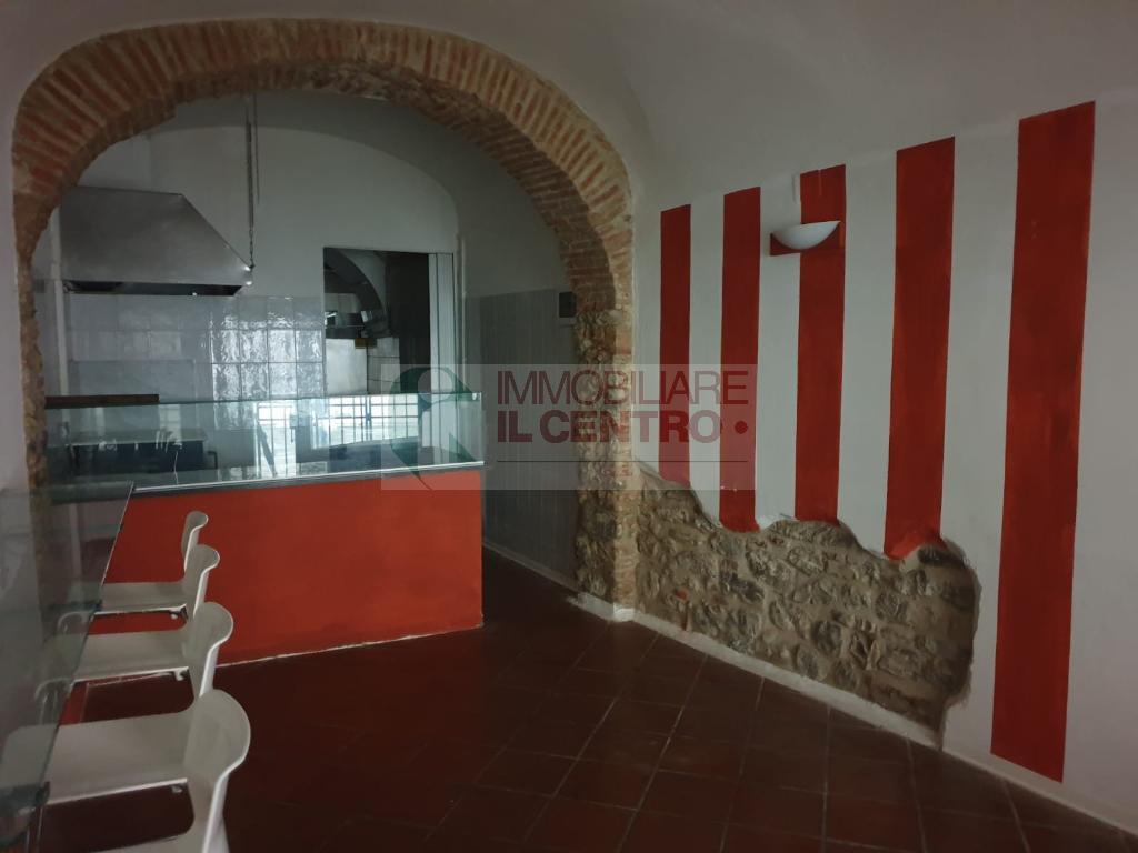 Fondo con canna fumaria in centro storico