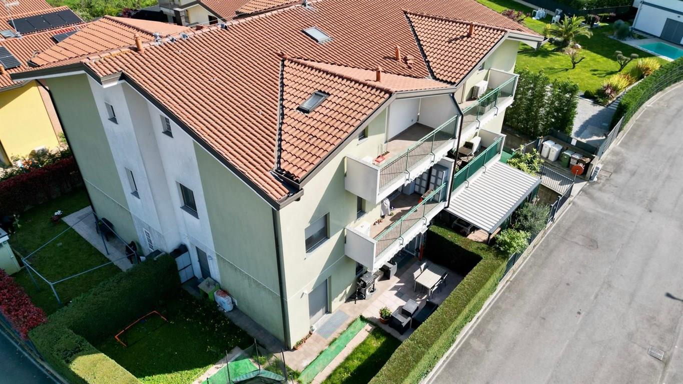 Busnago, proponiamo recente 3 locali  con giardino privato, taverna e box doppio.