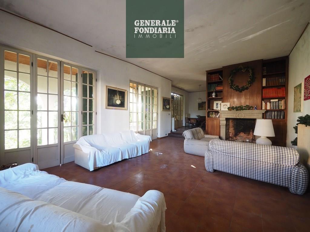 Villa d’epoca immersa nel verde: eleganza, spazio e potenziale.