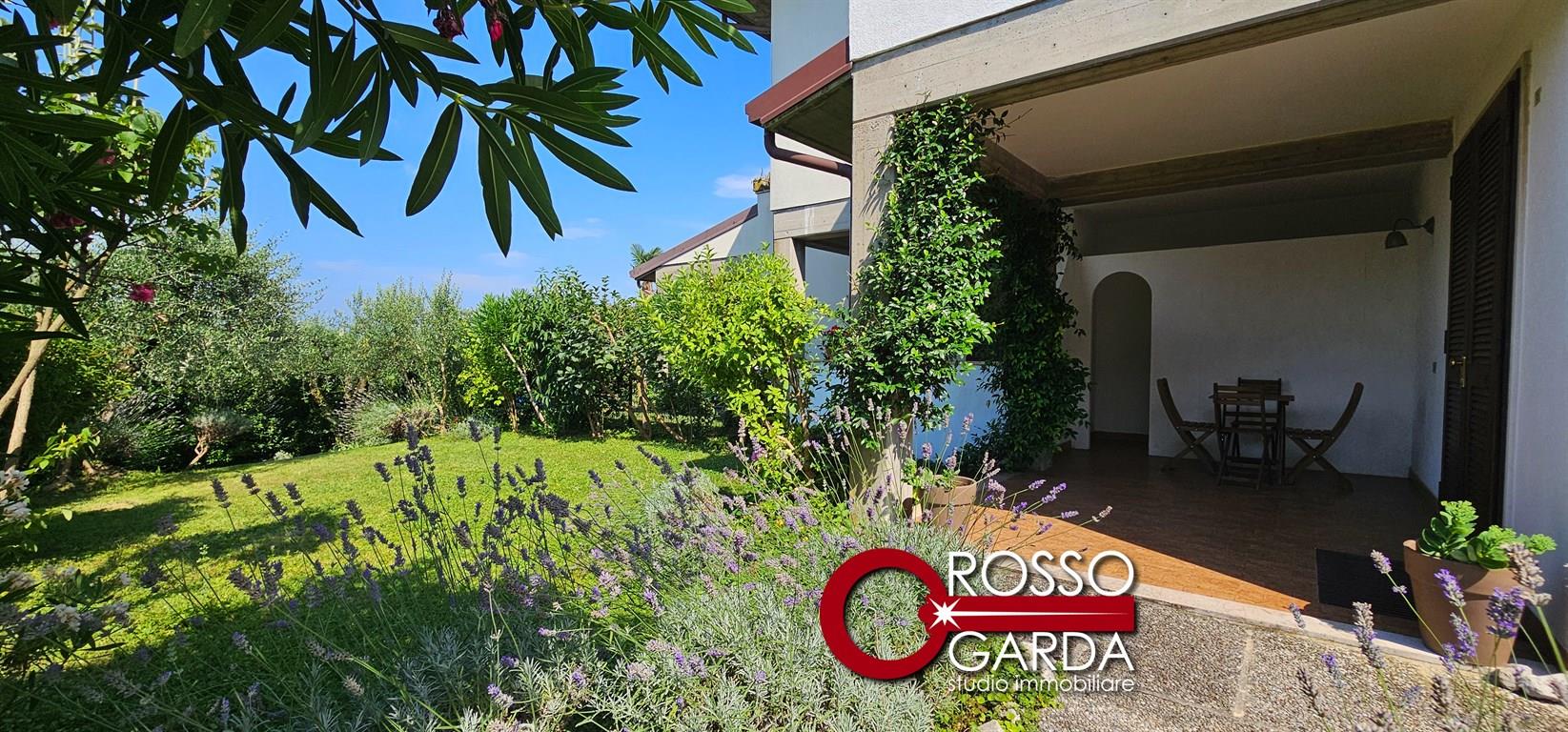 Appartamento trilocale con ampio giardino privato a soli 15 minuti a piedi dalla spiaggia di Desenzano del Garda