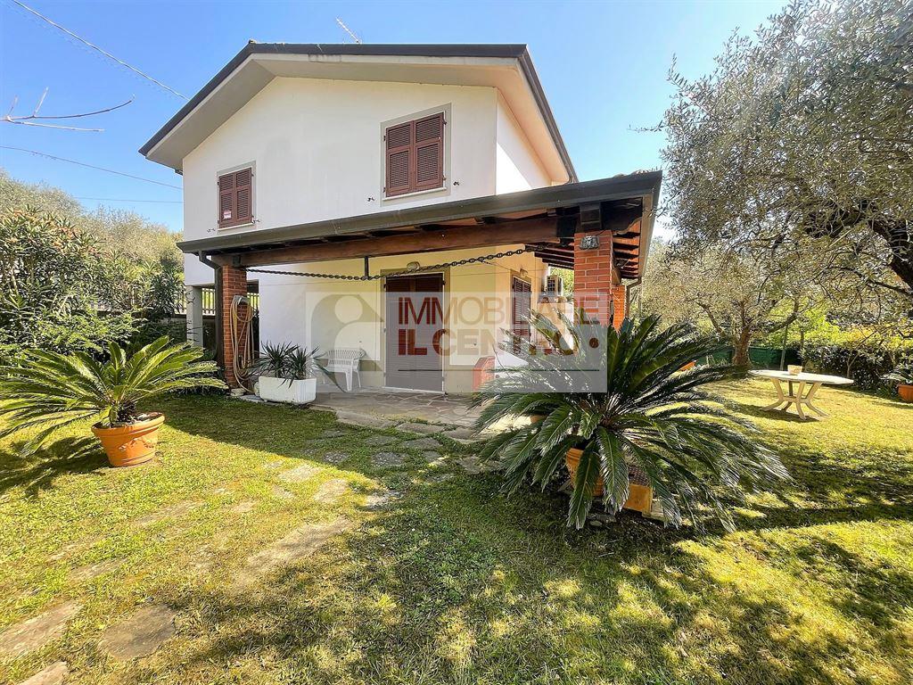 Semindipendente con giardino e cantina.