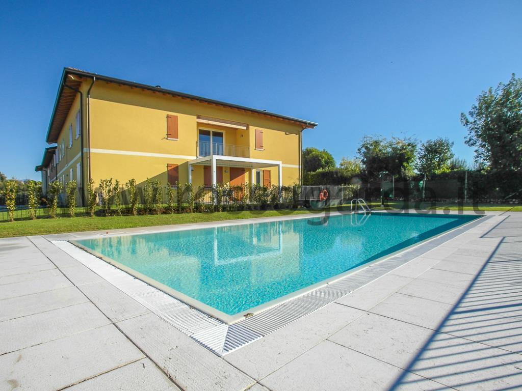 Appartamento Trilocale TRAVI A VISTA in classe B in CASALE RISTRUTTURATO con piscina in vendita a Desenzano del Garda