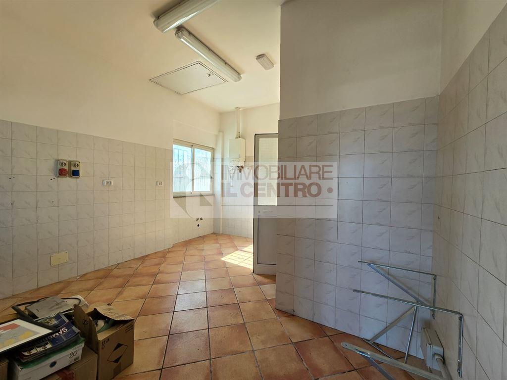 FONDO COMMERCIALE CON CANNA FUMARIA CON BAGNO