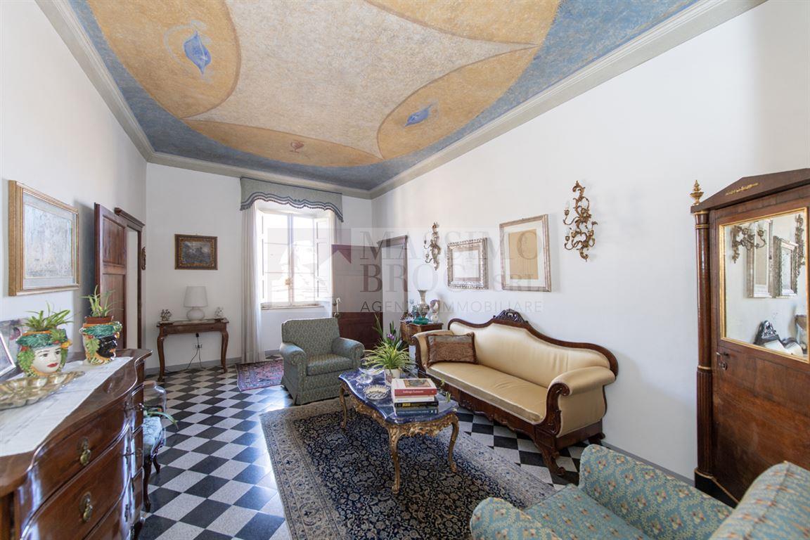 SIENA CENTRO STORICO:ZONA QUATTRO CANTONI. Prestigioso appartamento in palazzo signorile