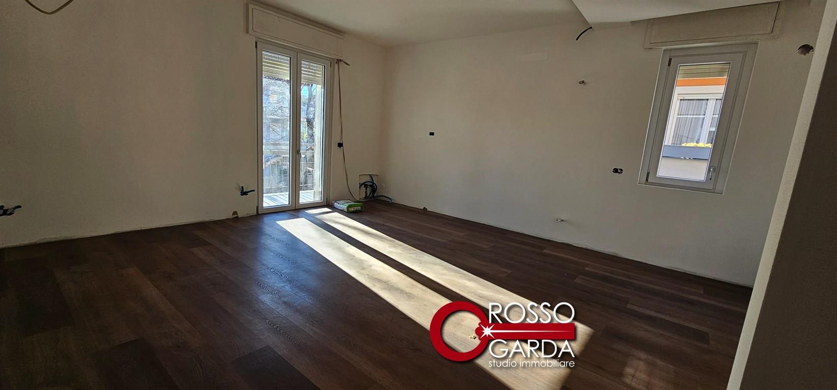 Ristrutturazione in corso per Appartamento trilocale con garage in vendita a Desenzano del Garda comodo ai servizi