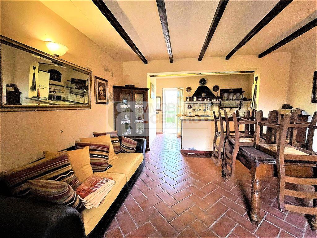 Semindipendente con posto auto.