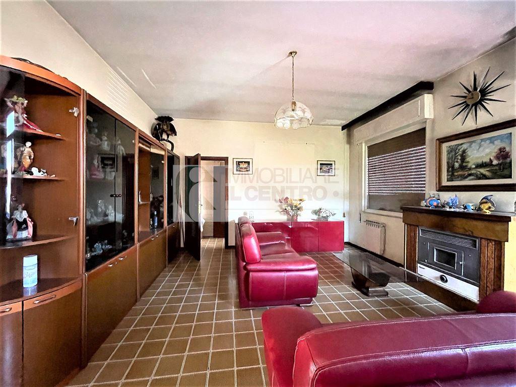 Appartamento con cantina, corte e posti auto.