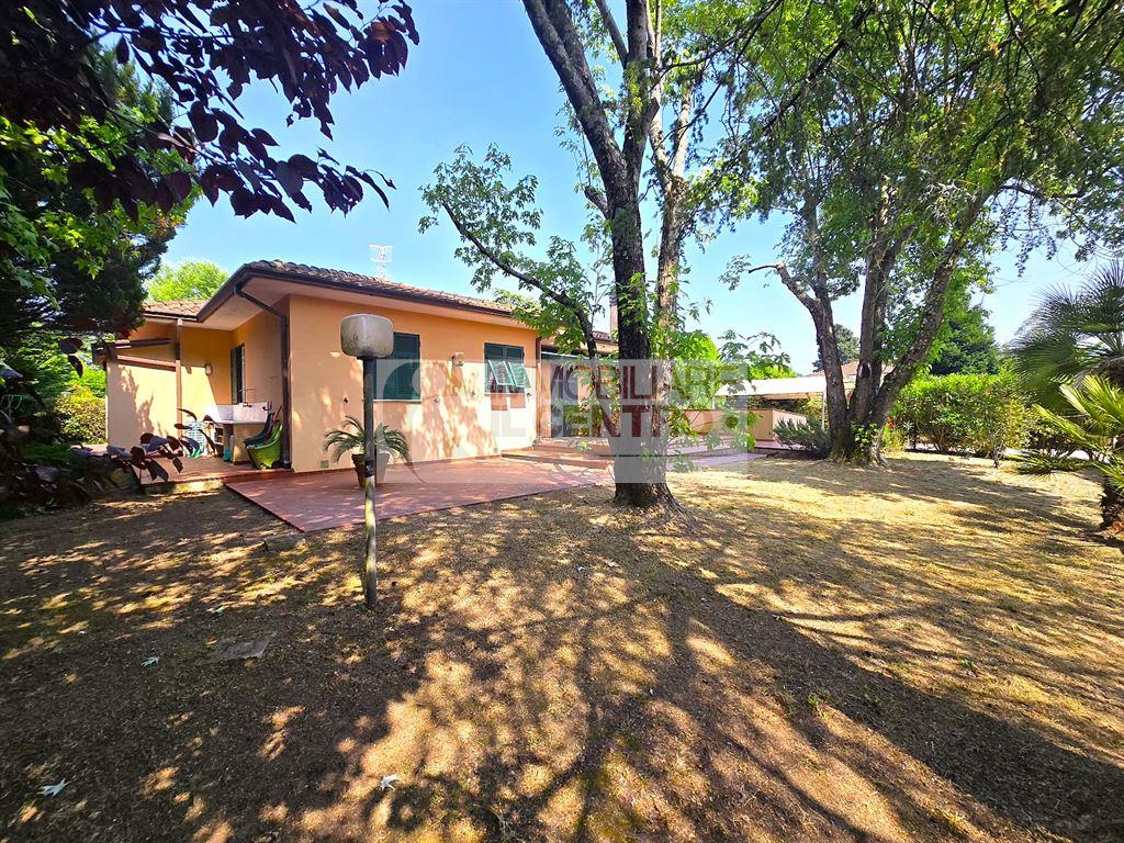 INDIPENDENTE CON GIARDINO E PISCINA