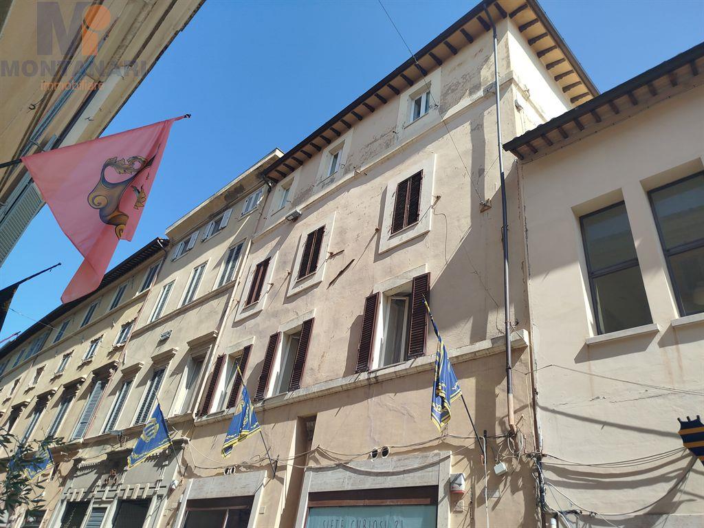 Umbria Foligno Centro Storico Appartamento in venditas con due garaga