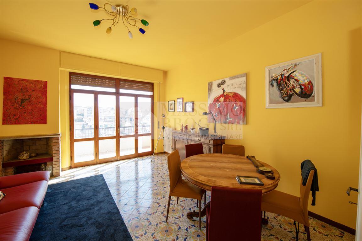 SIENA, ZONA SAN PROSPERO. Ampio e luminoso appartamento con posto auto coperto e cantina