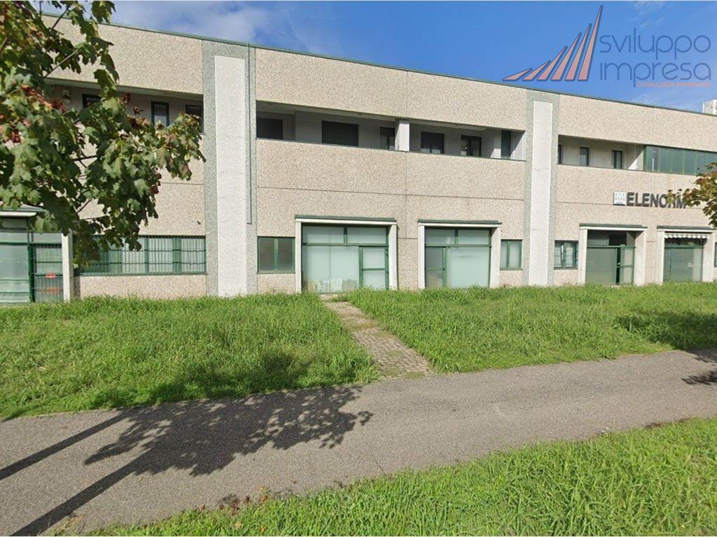 CAPANNONE CON VETRINE E APPARTAMENTO IN VENDITA A SEREGNO