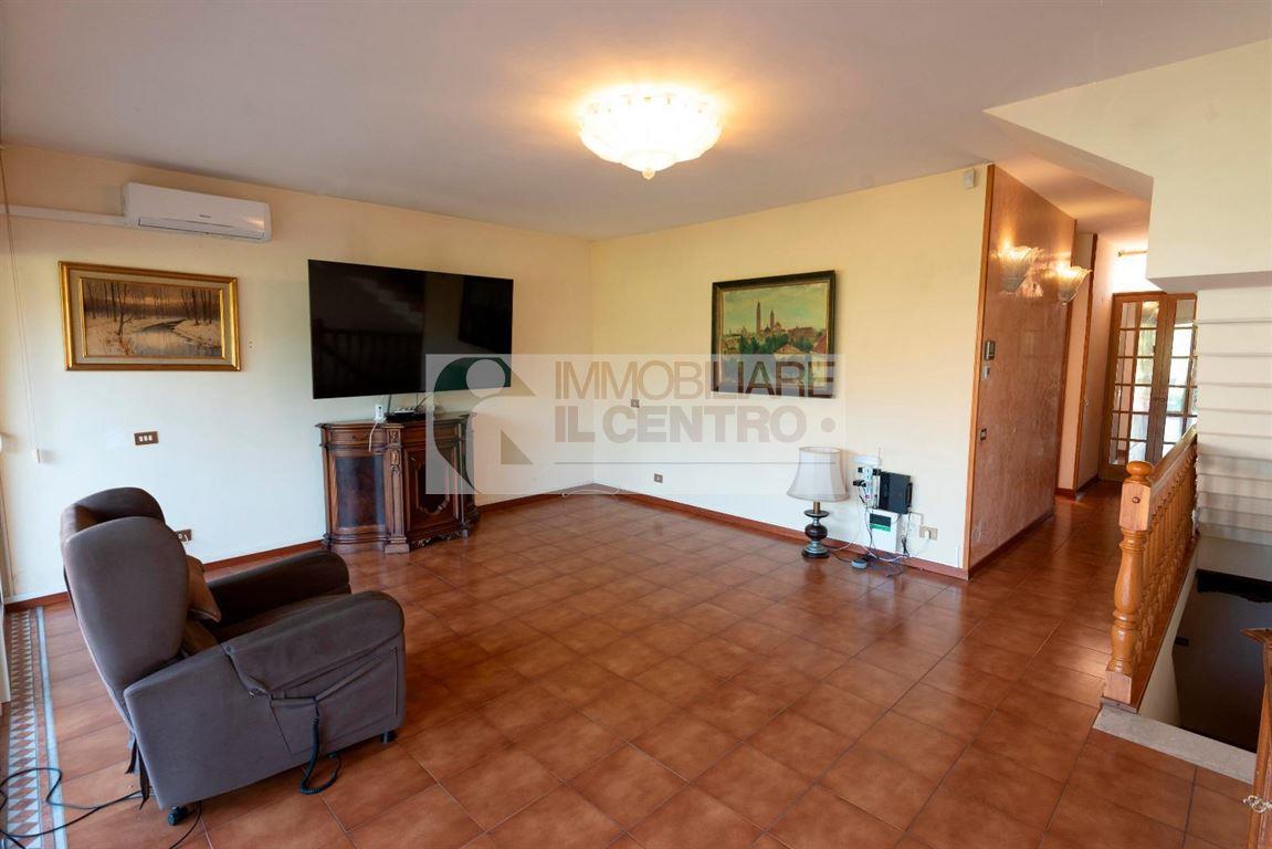 Semindipendente terratetto con giardino e posto auto.