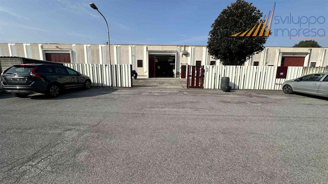CAPANNONE CON CORTILE IN VENDITA A MUGGIO'