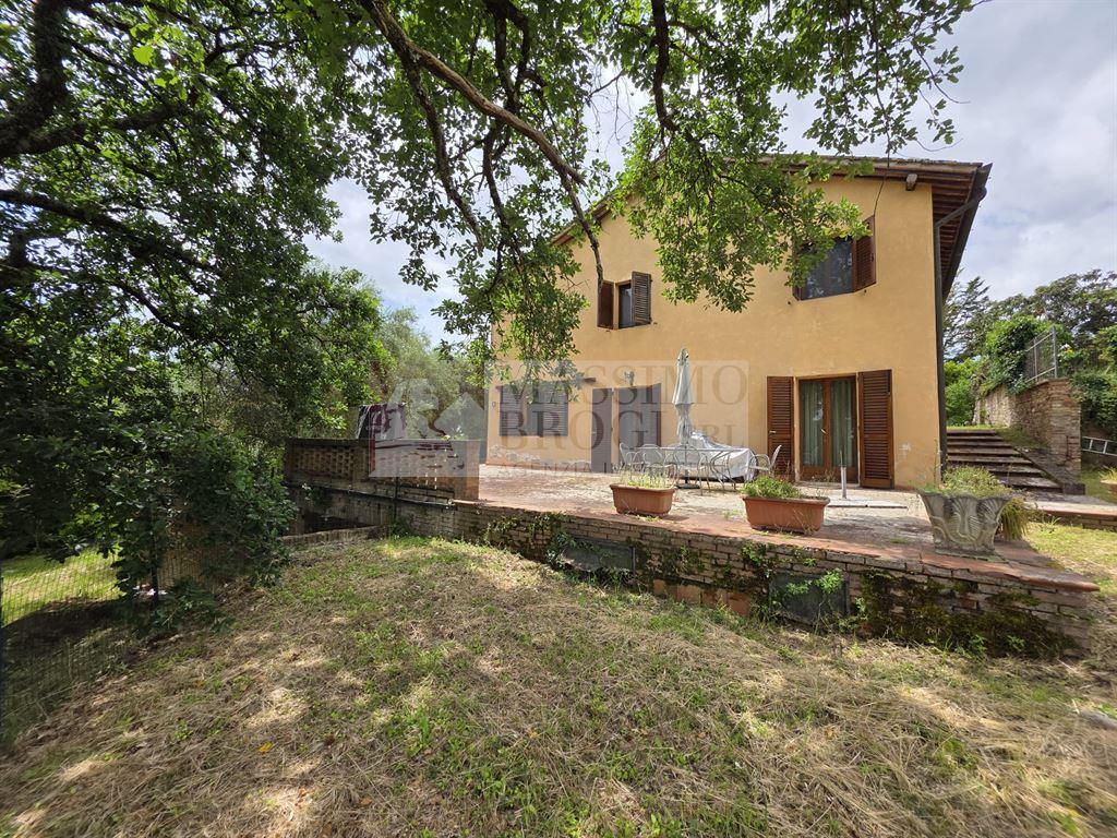 SIENA: A POCHI KM DAL CENTRO. Fabbricato unifamiliare con giardino
