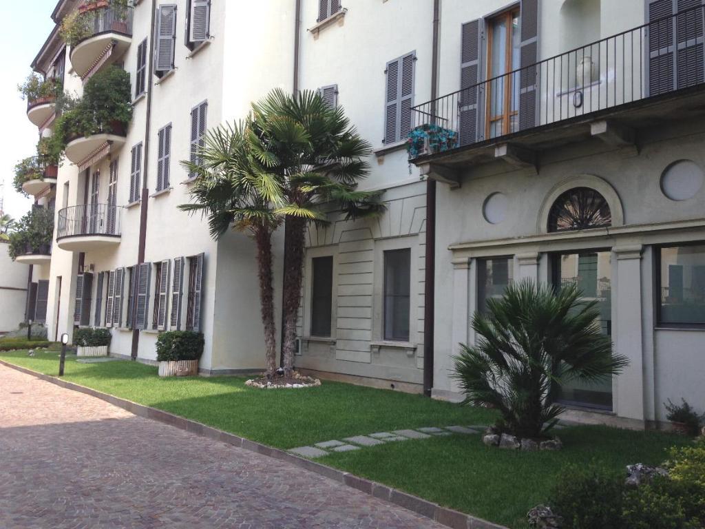 Monza centro casa d'epoca ristrutturata VENDESI due locali e servizi, cantina e BOX