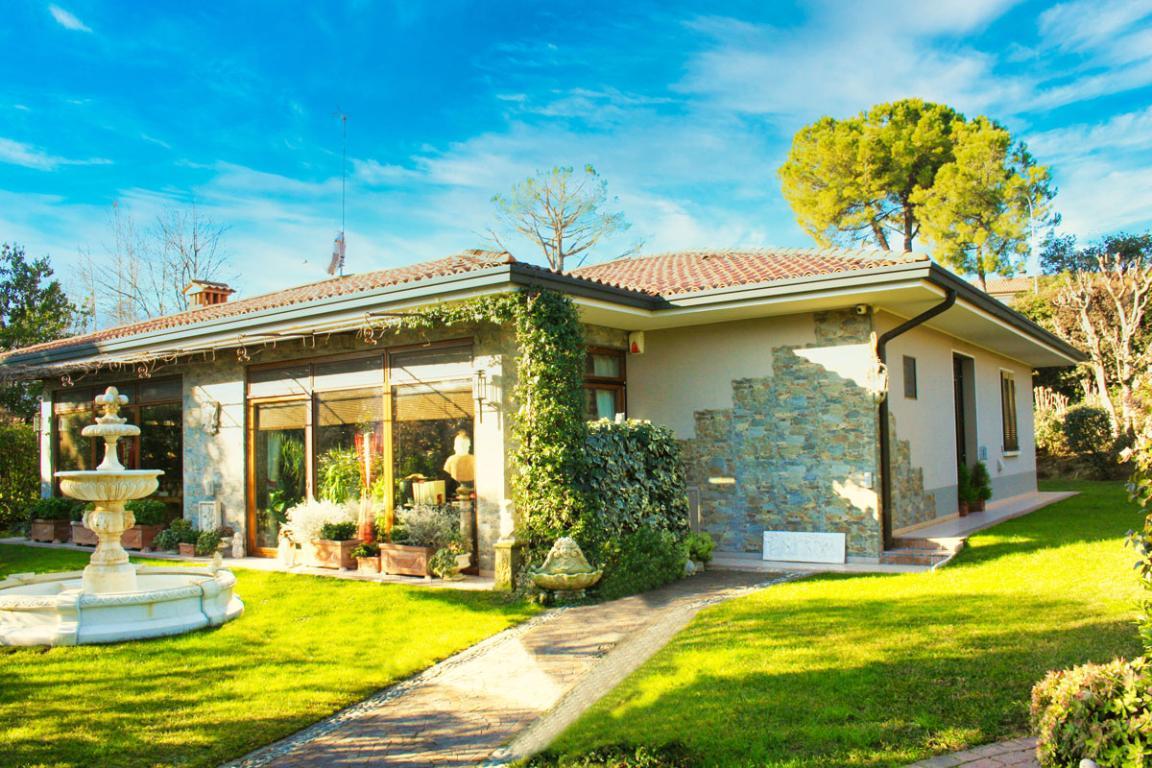 Villa singola con magnifico giardino a Padenghe sul Garda