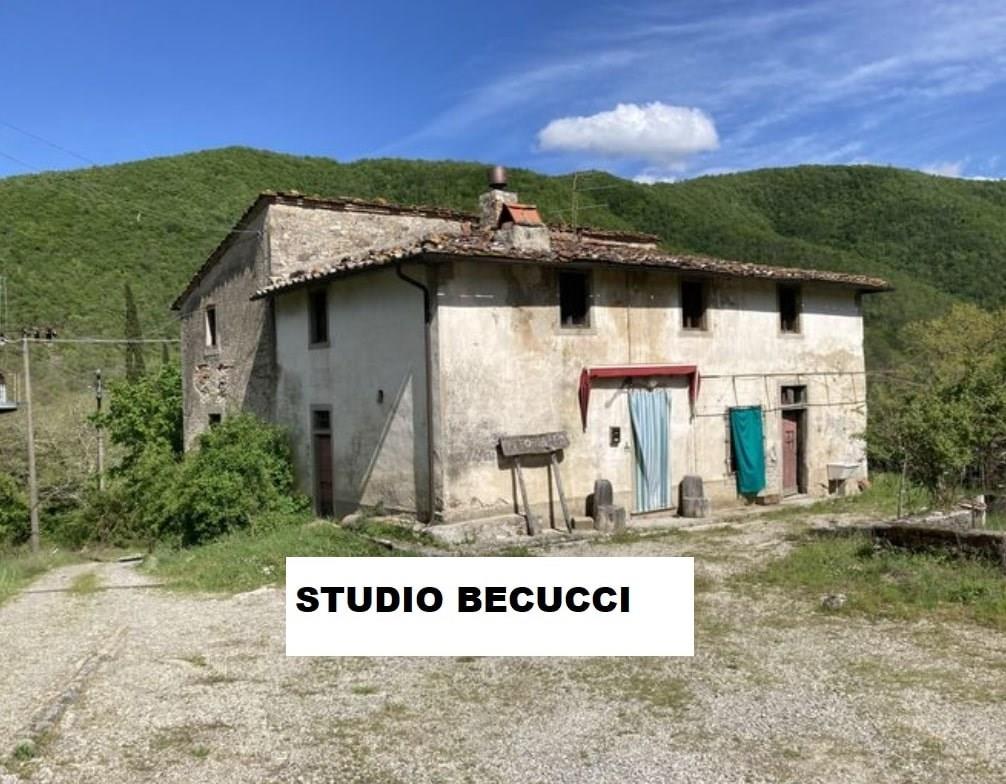 IN POLCANTO CASA  RURALE DI 270 MQ IN VENDITA DA RISTRUTTURARE