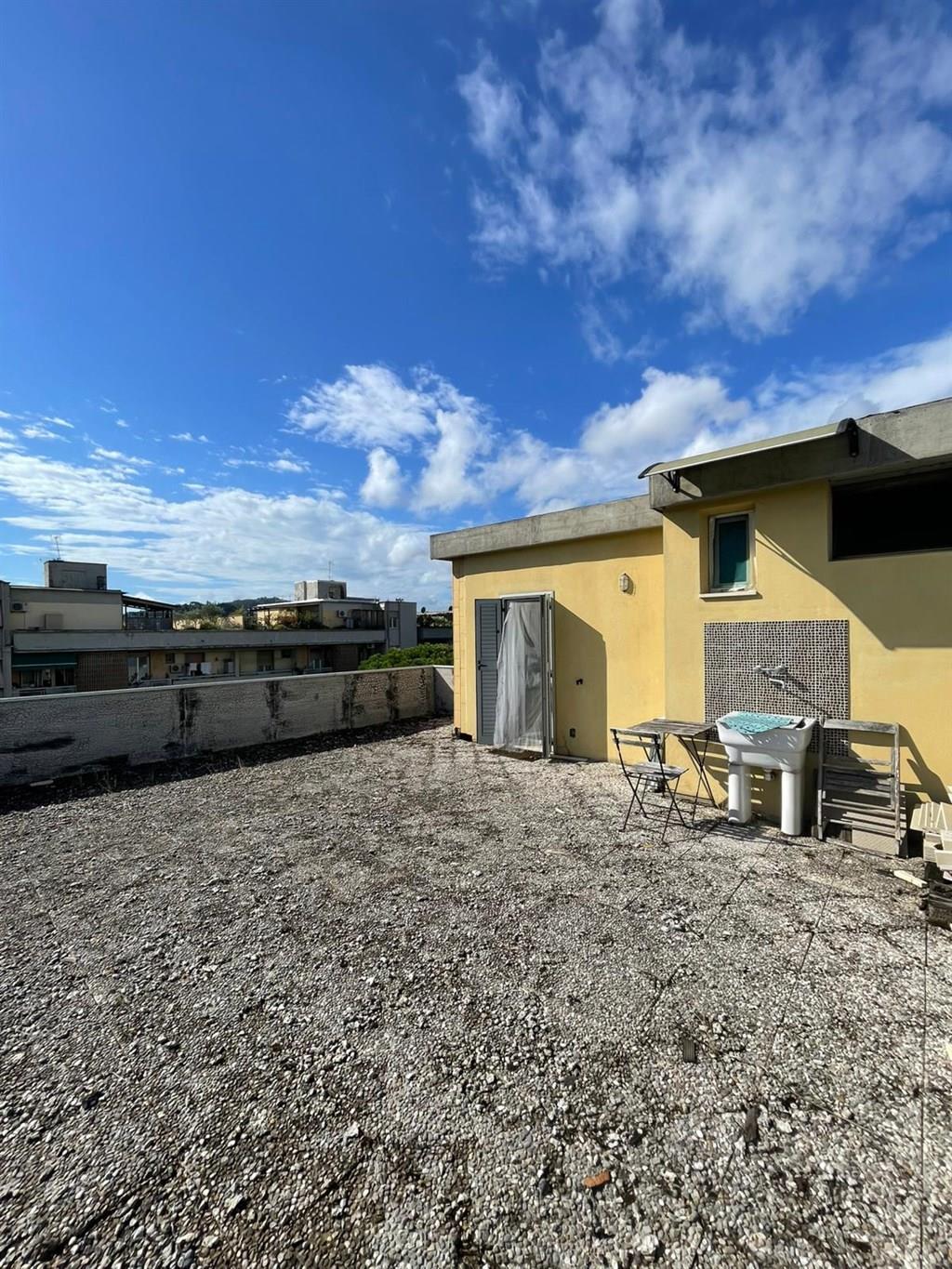 VENDESI MONOLOCALE CON AMPIA TERRAZZA ZONA VIALE EUROPA