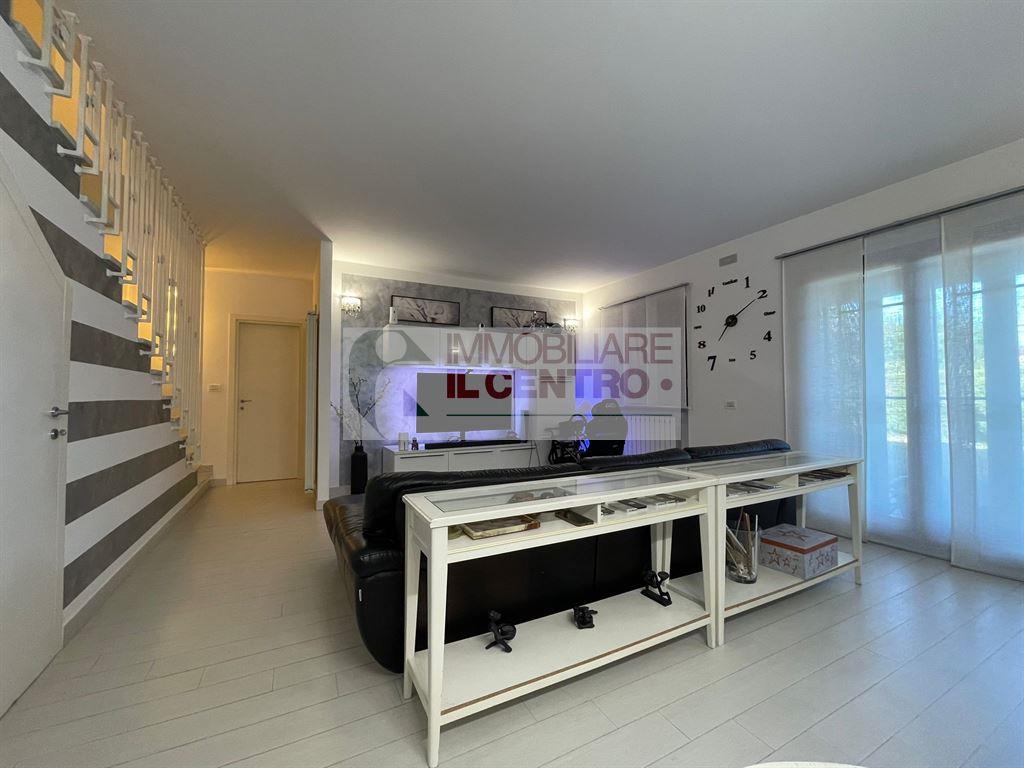 Semindipendente su due livelli con giardino.