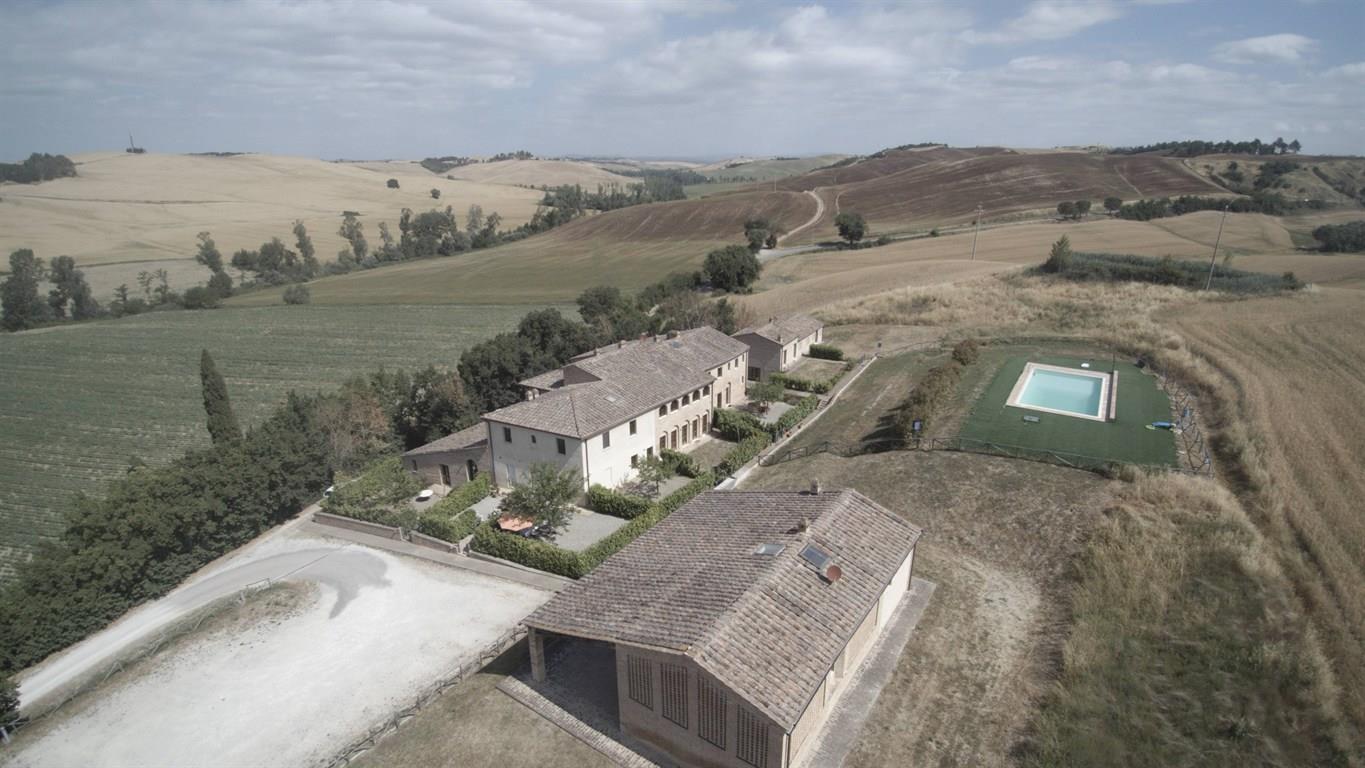 CAMPAGNA SENESE. Vendesi, appartamento in borgo ristrutturato