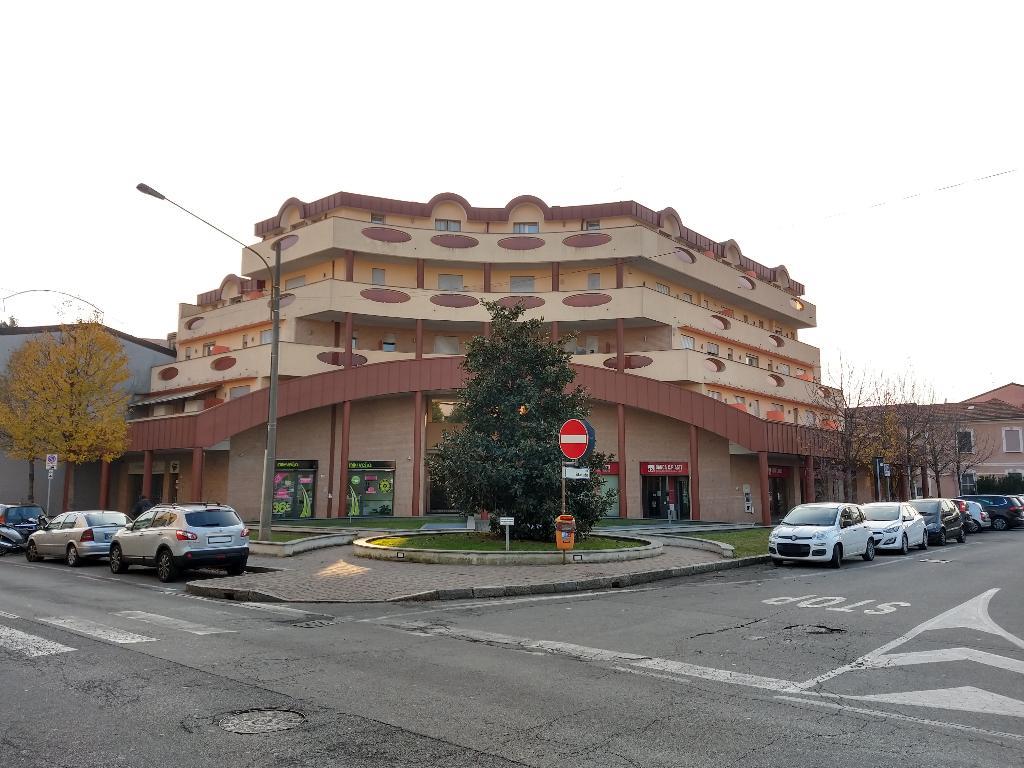 LISSONE CENTRO - Negozio open space con canna fumaria