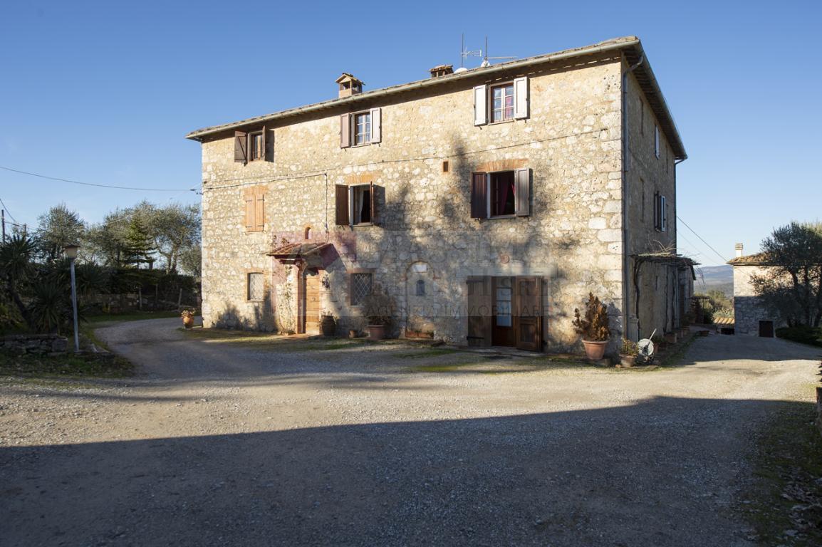 MONTERIGGIONI. Porzione di casale con 6 ha di terreno