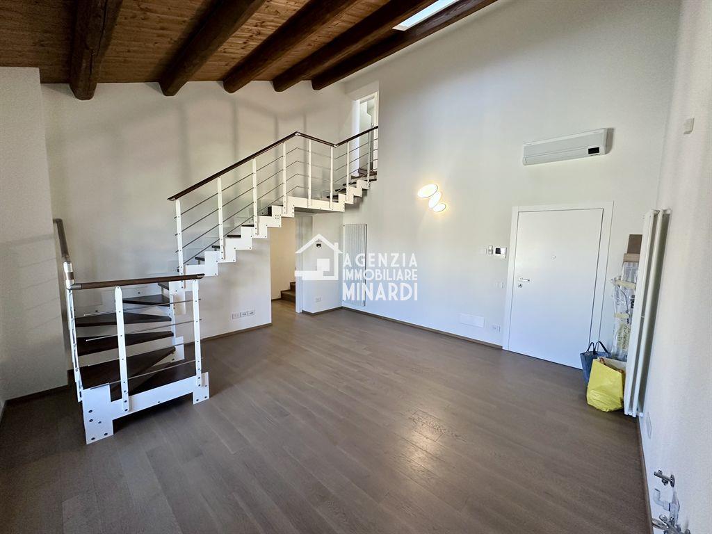 FAENZA – Appartamento su due livelli in palazzo storico ristrutturato con 2 camere e locali sottotetto