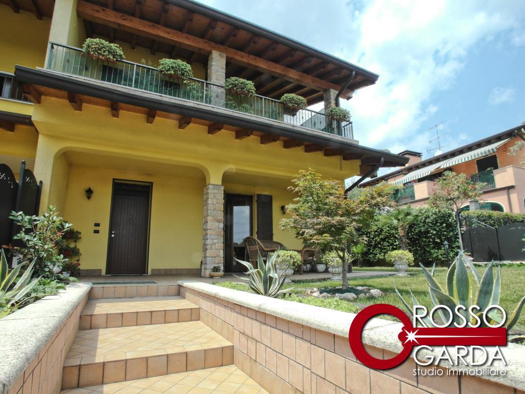 Recente Villa Bifamiliare con giardino in vendita a Desenzano del Garda