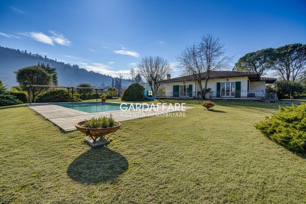 VILLA CON AMPIO PARCO E PISCINA A POCHI METRI DAL LAGO A MANERBA DEL GARDA