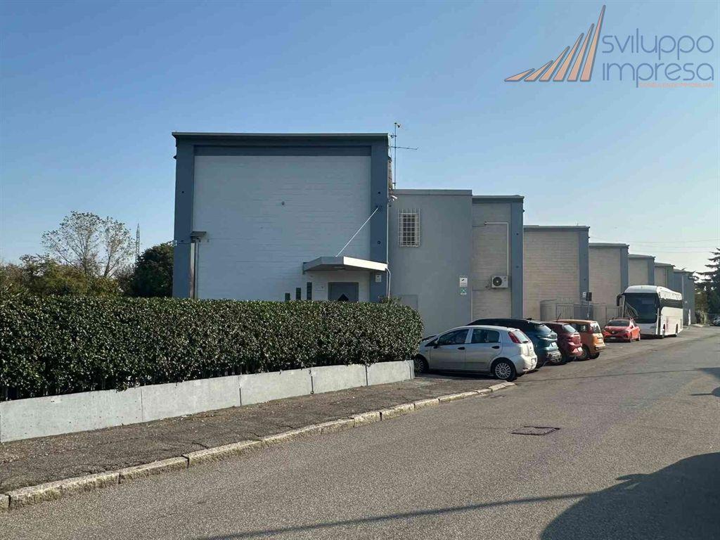 CAPANNONE CON UFFICI IN AFFITTO A MONZA