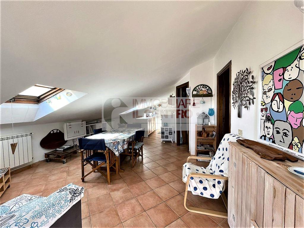 Mansarda con terreno al piano terra.