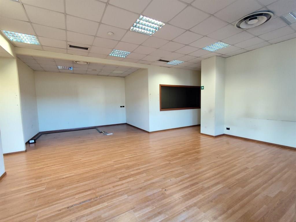 Ampio ufficio con piazzale privato e garage